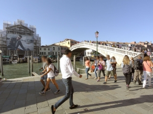 60_giant-advertising-scalzi-church-venice_aeromilitare