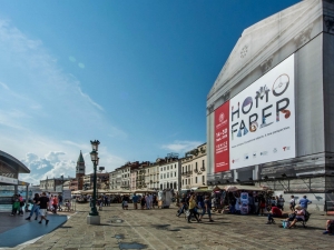 0021_giant-advertising-riva-degli-schiavoni-chiesa-della-pieta-venice_Homo-Faber