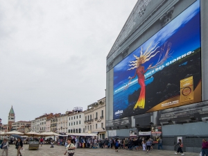 005_giant-advertising-riva-degli-schiavoni-chiesa-della-pieta-venice_Lavazza