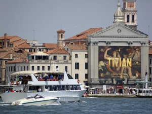 03_giant-advertising-riva-degli-schiavoni-chiesa-della-pieta-venice_jeff-koons