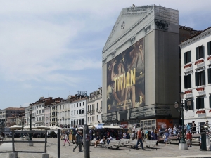 04_giant-advertising-riva-degli-schiavoni-chiesa-della-pieta-venice_jeff-koons