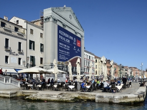 06_giant-advertising-riva-degli-schiavoni-chiesa-della-pieta-venice_azerbaijan