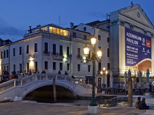 08_giant-advertising-riva-degli-schiavoni-chiesa-della-pieta-venice_azerbaijan