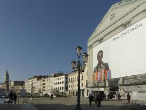 09_giant-advertising-riva-degli-schiavoni-chiesa-della-pieta-venice_balenciaga