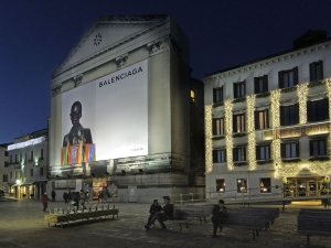 11_giant-advertising-riva-degli-schiavoni-chiesa-della-pieta-venice_balenciaga