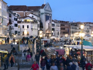 15_giant-advertising-riva-degli-schiavoni-chiesa-della-pieta-venice_dior