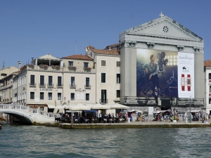 17_giant-advertising-riva-degli-schiavoni-chiesa-della-pieta-venice_JLC