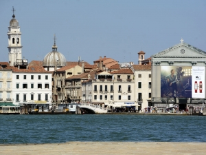 18_giant-advertising-riva-degli-schiavoni-chiesa-della-pieta-venice_JLC