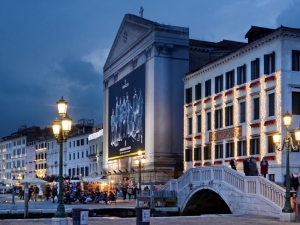 2018_01_giant-advertising-riva-degli-schiavoni-chiesa-della-Pieta-venice_Moncler