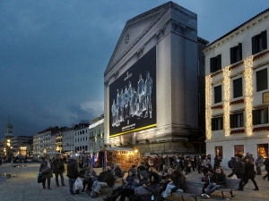 2018_02_giant-advertising-riva-degli-schiavoni-chiesa-della-Pieta-venice_Moncler