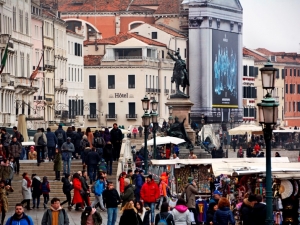 2018_03_giant-advertising-riva-degli-schiavoni-chiesa-della-Pieta-venice_Moncler