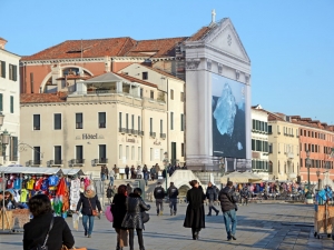 2018_07_giant-advertising-riva-degli-schiavoni-chiesa-della-Pieta-venice_Moncler