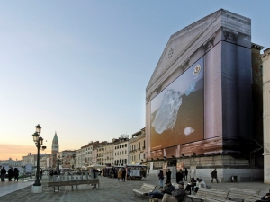 2018_09_giant-advertising-riva-degli-schiavoni-chiesa-della-Pieta-venice_Moncler