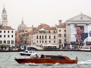 2018_10_giant-advertising-riva-degli-schiavoni-chiesa-della-Pieta-venice_Omega