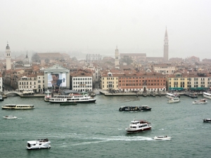 2018_11_giant-advertising-riva-degli-schiavoni-chiesa-della-Pieta-venice_Omega