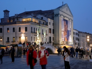 2018_13_giant-advertising-riva-degli-schiavoni-chiesa-della-Pieta-venice_Omega