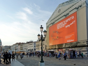 2018_14_giant-advertising-riva-degli-schiavoni-chiesa-della-Pieta-venice_EasyJet