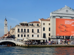 2018_15_giant-advertising-riva-degli-schiavoni-chiesa-della-Pieta-venice_EasyJet