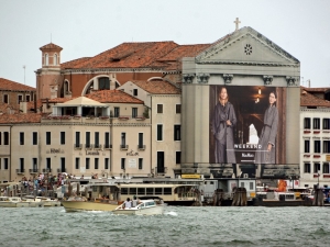 2018_20_giant-advertising-riva-degli-schiavoni-chiesa-della-Pieta-venice_MaxMara