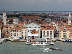 2018_22_giant-advertising-riva-degli-schiavoni-chiesa-della-Pieta-venice_M.Kors