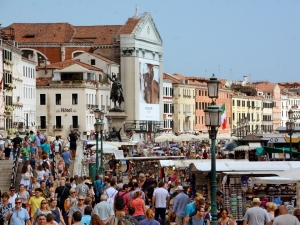 2018_23_giant-advertising-riva-degli-schiavoni-chiesa-della-Pieta-venice_M.Kors