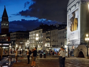 2018_24_giant-advertising-riva-degli-schiavoni-chiesa-della-Pieta-venice_M.Kors