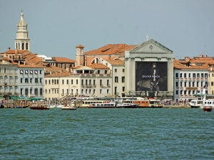 2018_29_giant-advertising-riva-degli-schiavoni-chiesa-della-Pieta-venice_Silvian-Heach