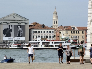 20_giant-advertising-riva-degli-schiavoni-chiesa-della-pieta-venice_armani