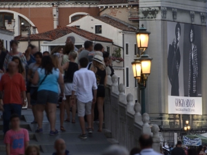 21_giant-advertising-riva-degli-schiavoni-chiesa-della-pieta-venice_armani