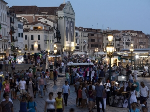 22_giant-advertising-riva-degli-schiavoni-chiesa-della-pieta-venice_armani