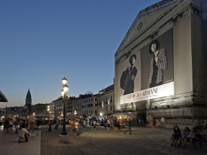 23_giant-advertising-riva-degli-schiavoni-chiesa-della-pieta-venice_armani