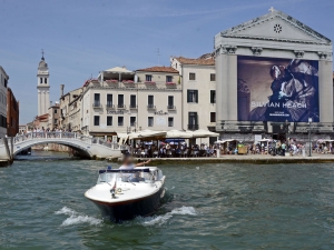 24_giant-advertising-riva-degli-schiavoni-chiesa-della-pieta-venice_silvian heach