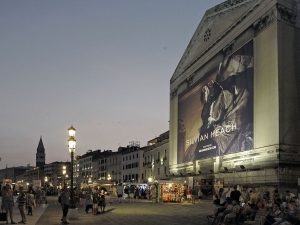 25_giant-advertising-riva-degli-schiavoni-chiesa-della-pieta-venice_silvian heach