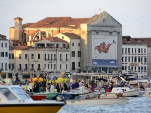 27_giant-advertising-riva-degli-schiavoni-chiesa-della-pieta-venice_lavazza