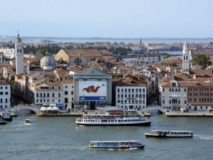 28_giant-advertising-riva-degli-schiavoni-chiesa-della-pieta-venice_lavazza