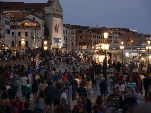 29_giant-advertising-riva-degli-schiavoni-chiesa-della-pieta-venice_lavazza