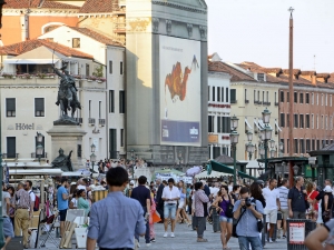 30_giant-advertising-riva-degli-schiavoni-chiesa-della-pieta-venice_lavazza