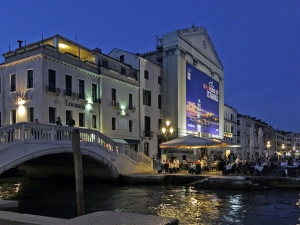 31_giant-advertising-riva-degli-schiavoni-chiesa-della-pieta-venice_turkish airlines