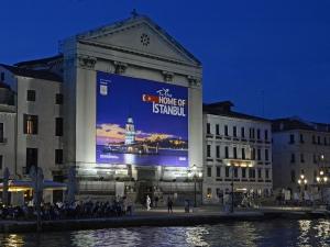 32_giant-advertising-riva-degli-schiavoni-chiesa-della-pieta-venice_turkish airlines