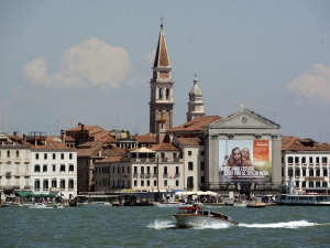 35_giant-advertising-riva-degli-schiavoni-chiesa-della-pieta-venice_easyjet