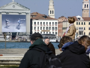 38_giant-advertising-riva-degli-schiavoni-chiesa-della-pieta-venice_geox