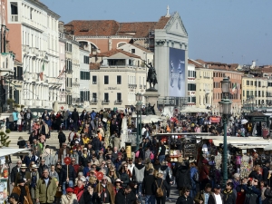 39_giant-advertising-riva-degli-schiavoni-chiesa-della-pieta-venice_geox