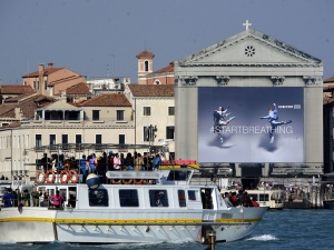 40_giant-advertising-riva-degli-schiavoni-chiesa-della-pieta-venice_geox