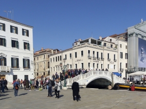 41_giant-advertising-riva-degli-schiavoni-chiesa-della-pieta-venice_geox