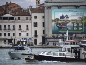 42_giant-advertising-riva-degli-schiavoni-chiesa-della-pieta-venice_alitalia