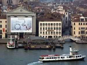 45_giant-advertising-riva-degli-schiavoni-chiesa-della-pieta-venice_pandora