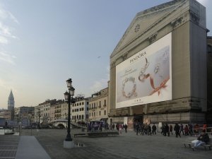 46_giant-advertising-riva-degli-schiavoni-chiesa-della-pieta-venice_pandora