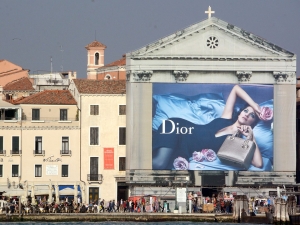 47_giant-advertising-riva-degli-schiavoni-chiesa-della-pieta-venice_dior