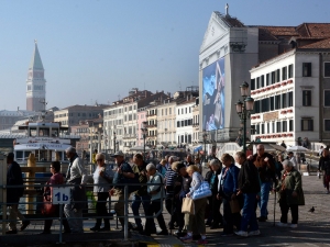 48_giant-advertising-riva-degli-schiavoni-chiesa-della-pieta-venice_dior