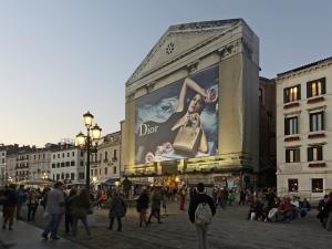 49_giant-advertising-riva-degli-schiavoni-chiesa-della-pieta-venice_dior